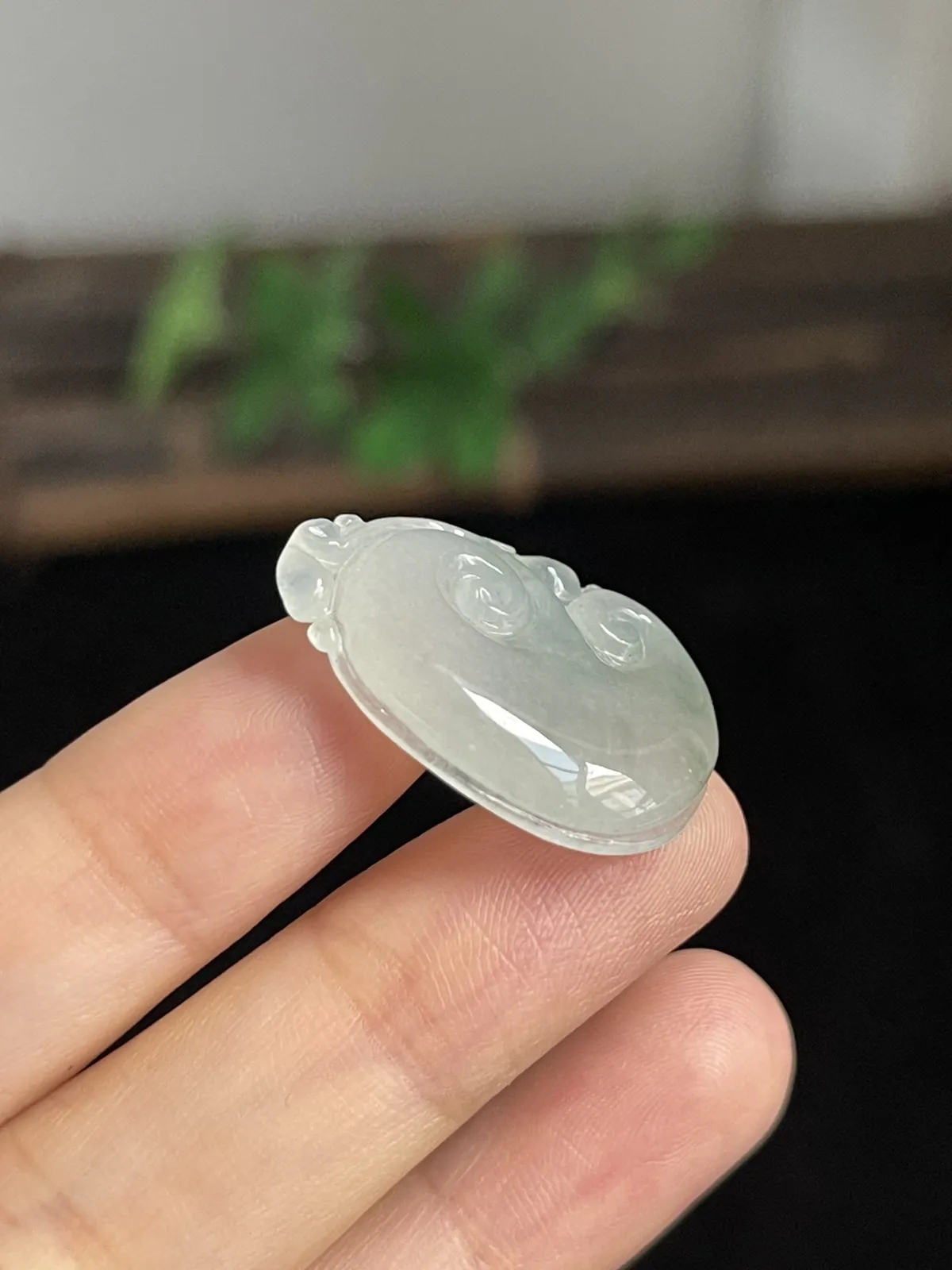 翡翠冰糯种淡绿色如意