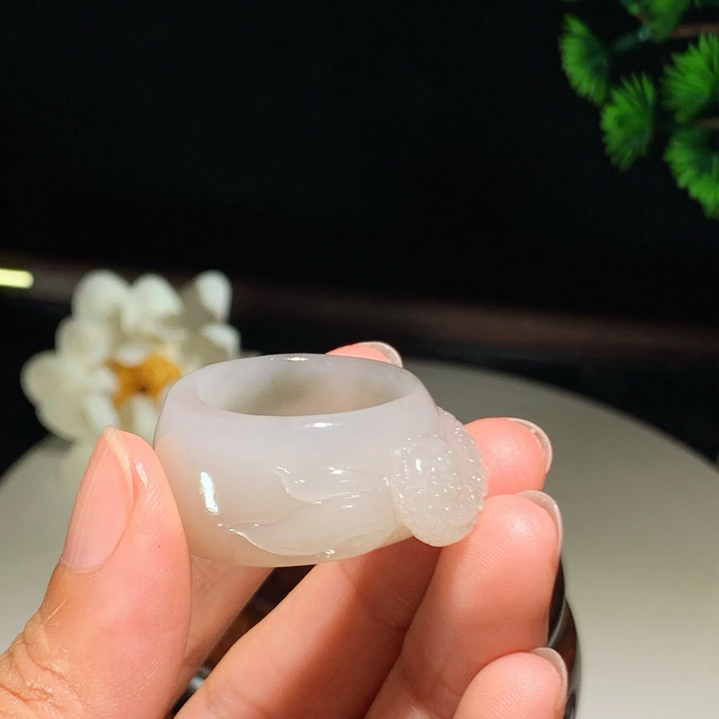 和田玉白玉龙佑一方扳指 内径23尺寸37/38/16重18克。玉质细腻油润。手推出油。佩戴高端典雅。lt251222