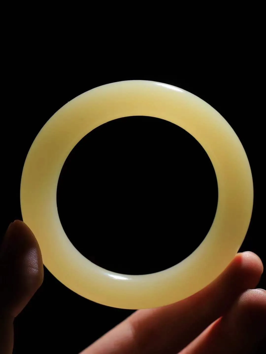 [温润如玉.手镯]

收藏级和田玉糖玉圆条手镯。玉质温润细腻 油性十足 手感舒适，高华雅逸，线条流畅，简约大气，美自天成，素雅高贵。佩戴于腕间，婉约之美，举手投足间透出那份低调奢华。重65克 内径52.5mm尺寸12-11.9mm781202114T