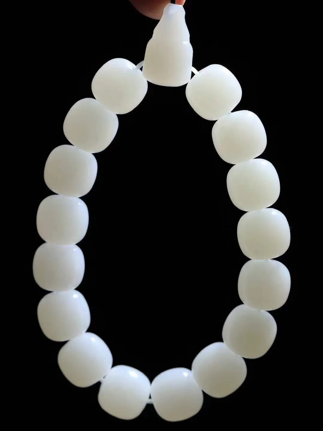 （老型珠.手串）

精品和田玉白玉老型珠手串，也可做手持，玉质细腻油润 饱满光滑 质朴无华，悠远简单，人心境界远，百世修炼深，心灵常驻善意持，觉悟人生百世修。重63克    尺寸取一12.1-12.9mm    541202201L