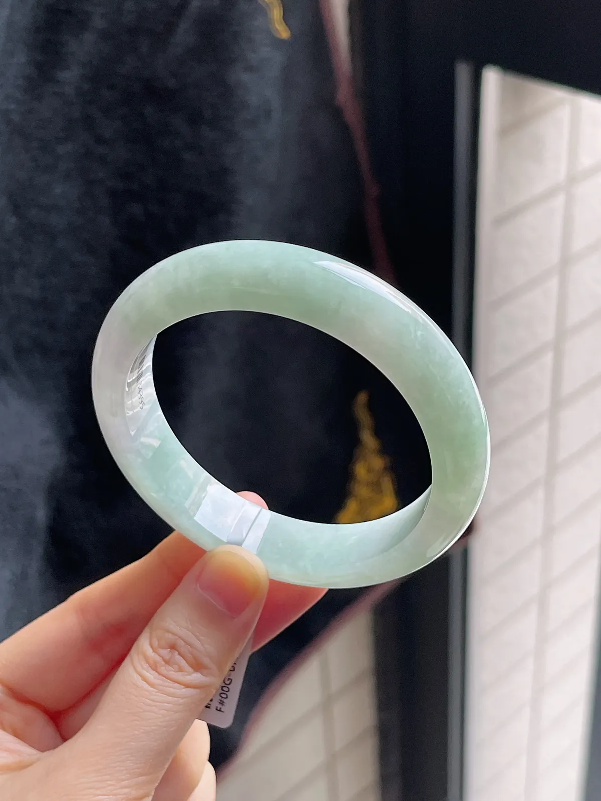 正圈57.5圈口，翡翠糯化种浅绿色手镯