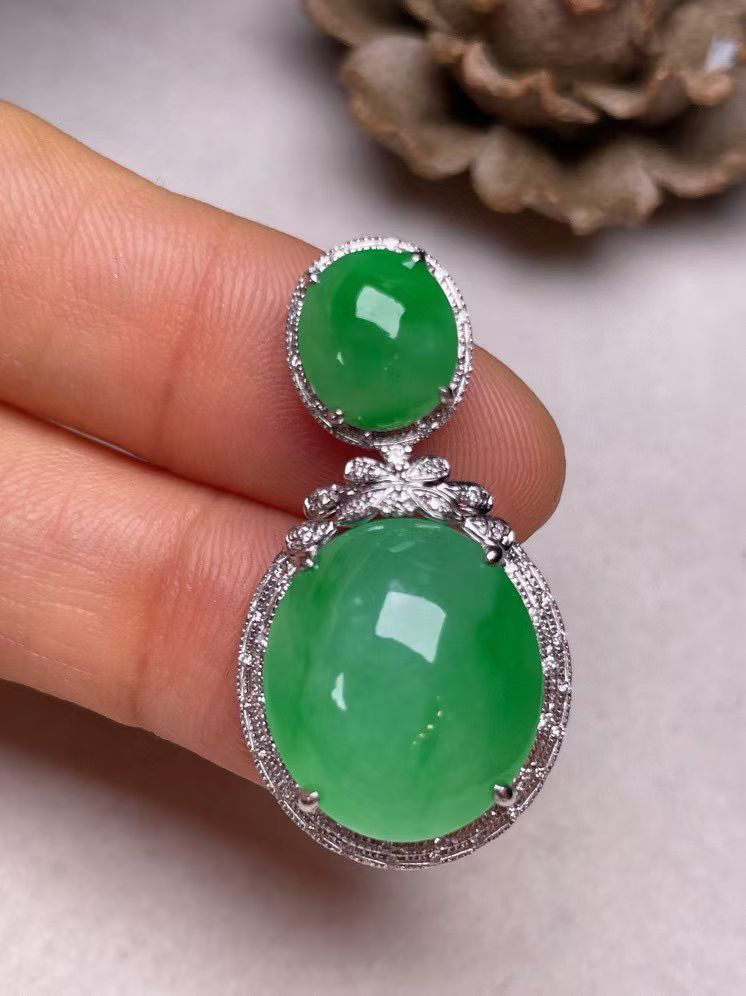 冰种阳绿蛋面吊坠、真金真钻镶嵌，种水好，玉质细腻 .裸石尺寸 17.2*14.3