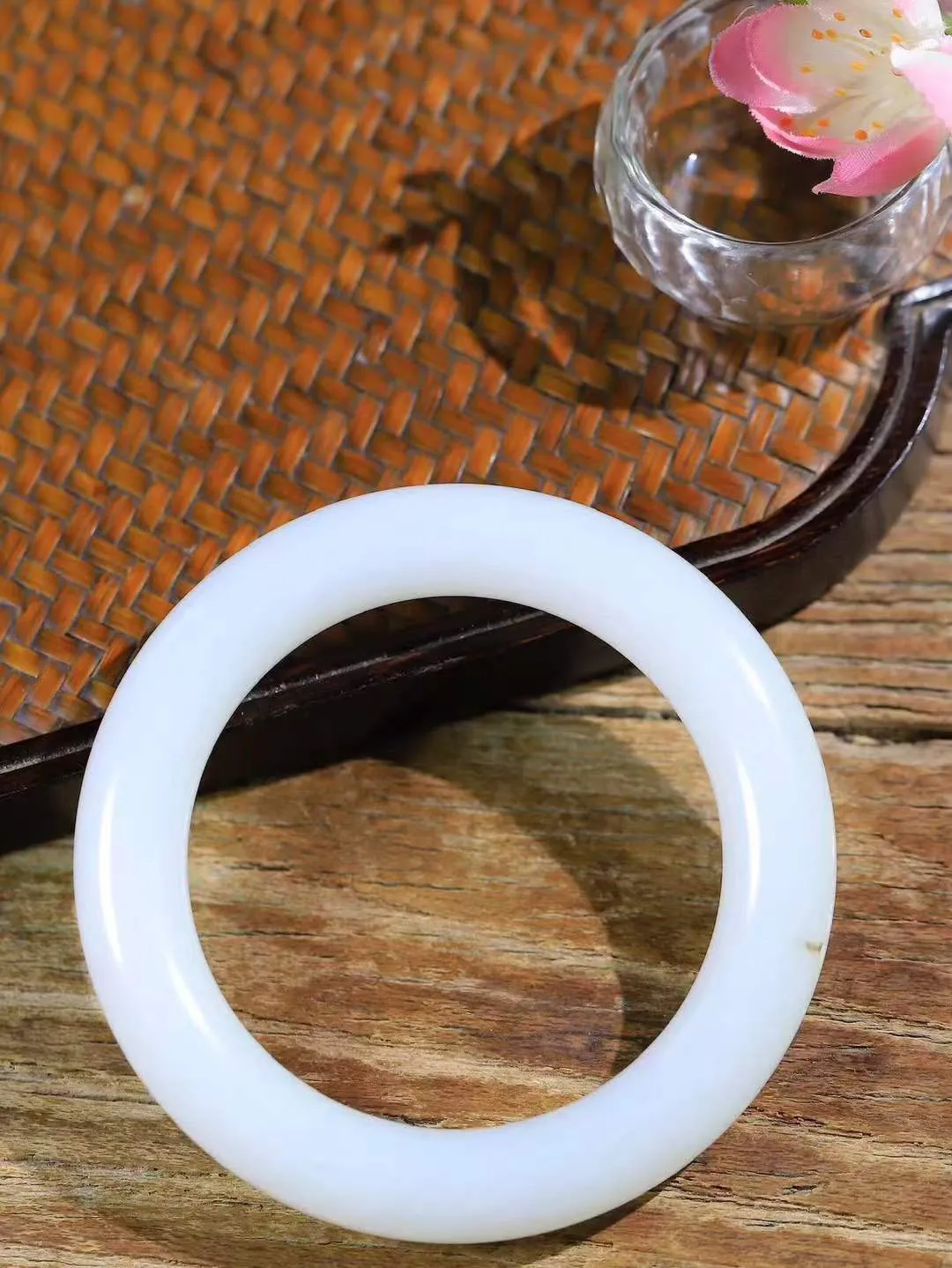 【玉佳人·手镯】

精品️和田玉白玉圆条手镯 ，玉质细腻油润，做工细致精美，端庄素雅，亭亭玉立，芊芊素手。芊芊素手，怎能忘镯？秀美圆条，更显婀娜。内径55.5mm 尺寸11.5-11.8mm重66.5克691202180A