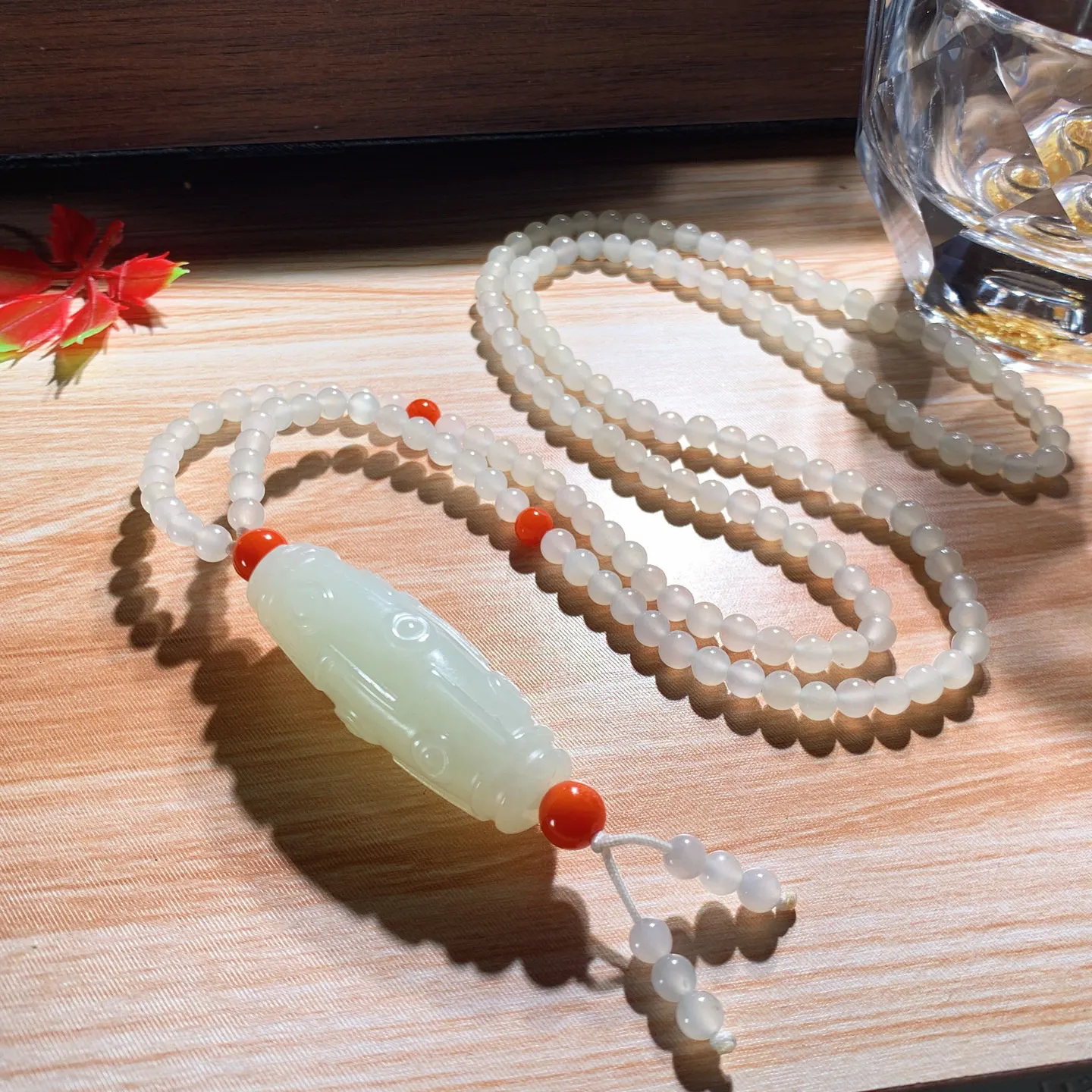 新疆和田玉羊脂白九眼天珠挂件。尺寸38/14重27克。玉质细腻油润。手推出油。佩戴高端典雅。lt251222