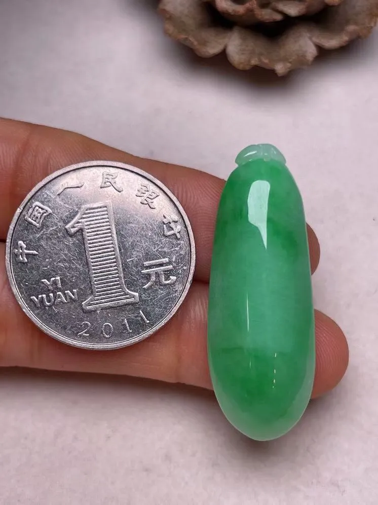 冰糯种飘绿【福瓜】吊坠，种水好，玉质细腻 ，卖相好.