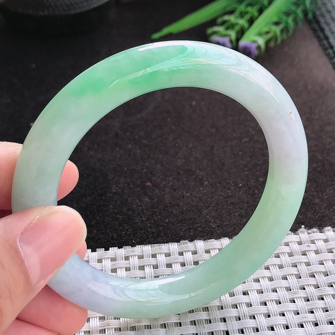 天然A货翡翠56/10.5/10.3老坑冰润水灵飘绿圆条手镯翡翠玉镯手环