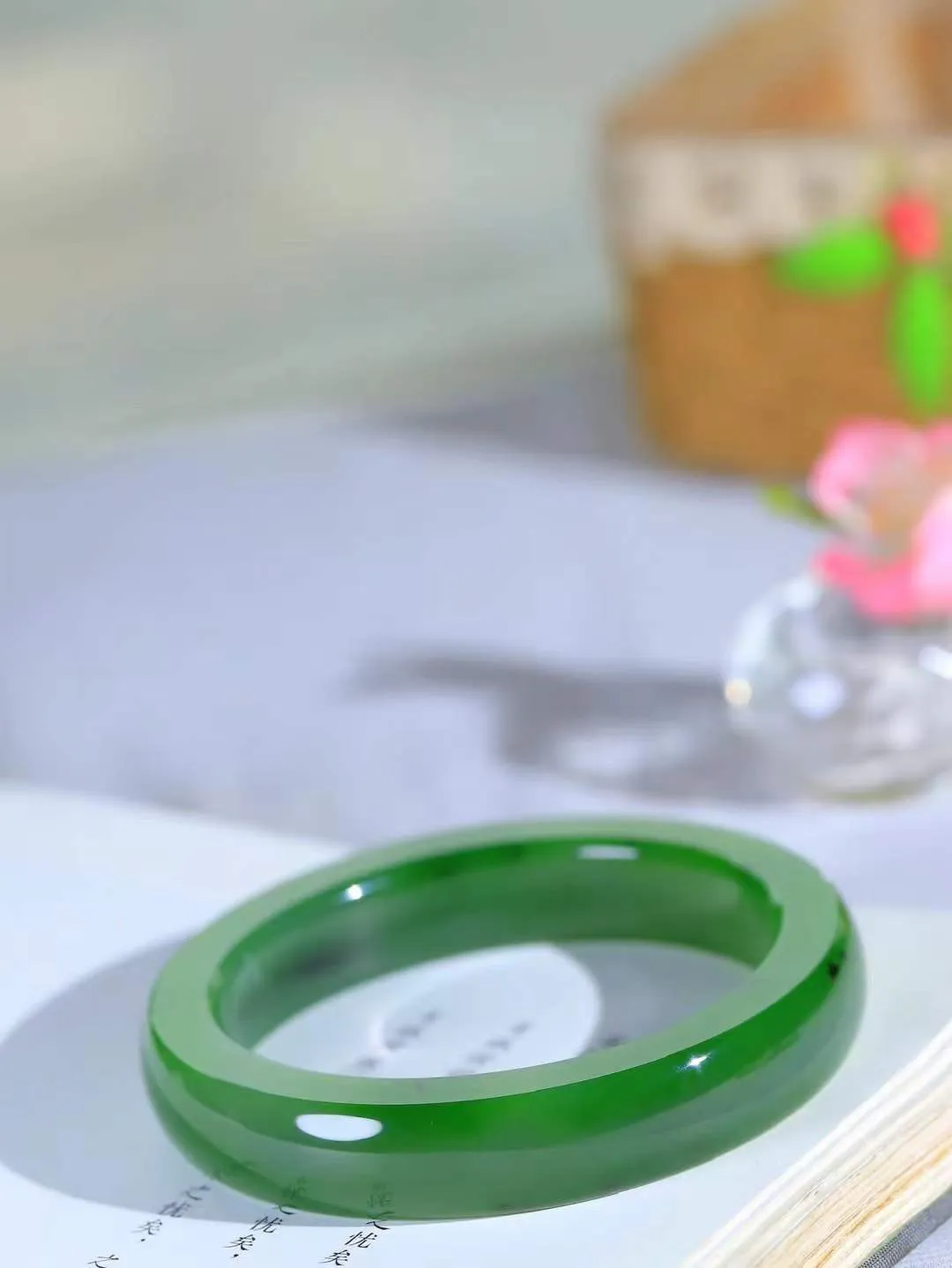 【碧波流转·手镯】

精品️和田玉碧玉手镯，玉质细腻温润，手感舒适，️线条流畅，简约大气，美自天成，佩戴于腕间，婉约之美，举手投足间透出那份低调奢华，醉人心扉。
重82.4克 内径圈口61mm  尺寸13.3-10.2mm  FDT-111252133