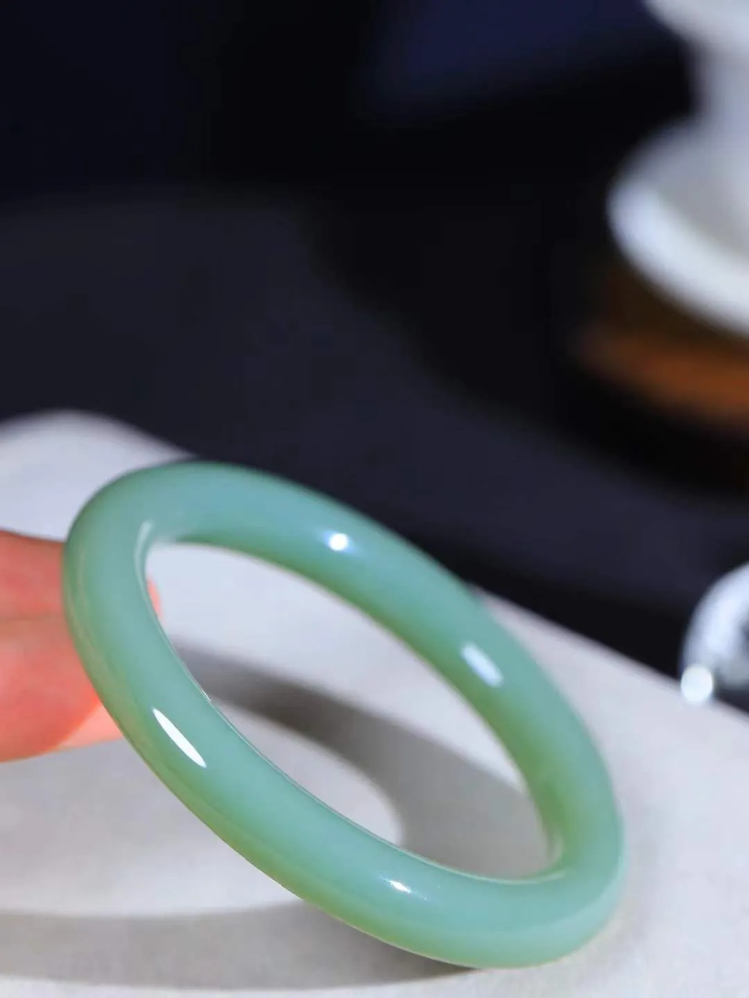 【碧波流转·手镯】

精品和田玉碧玉圆条手镯，玉质细腻温润，手感舒适，️线条流畅，简约大气，美自天成，佩戴于腕间，婉约之美，举手投足间透出那份低调奢华，醉人心扉。
重46.7克 内径圈口56.5mm 尺寸9.5-9.5mm  FDT-651202133