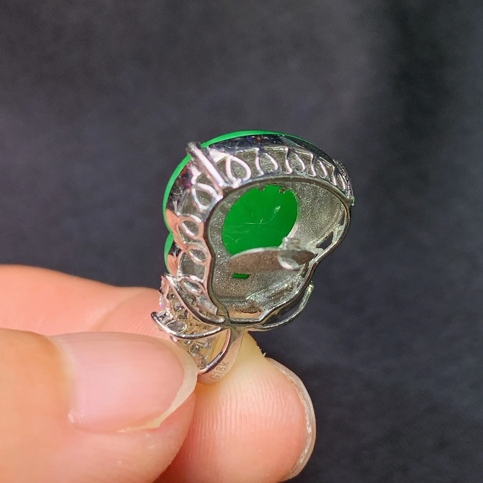 阳绿葫芦吊坠，18k金镶嵌，色泽鲜阳，冰润细腻，种水足 尺寸19.8*13.9*6.6