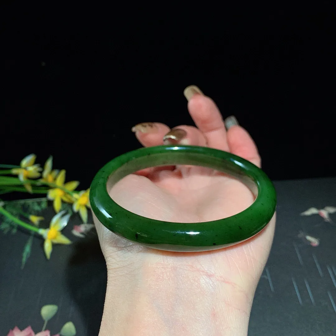 和田玉59.5圈口菠菜绿碧玉手镯！玉质细腻油润 底色纯净 无裂无棉 脂粉好，品质高