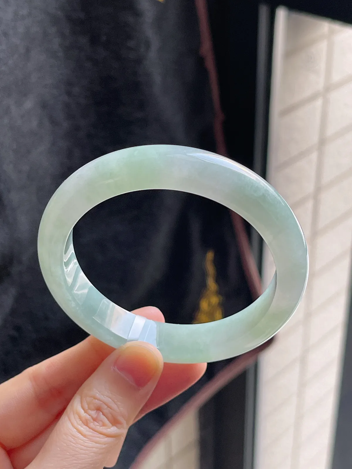 正圈56.7圈口，翡翠冰糯种淡绿色手镯