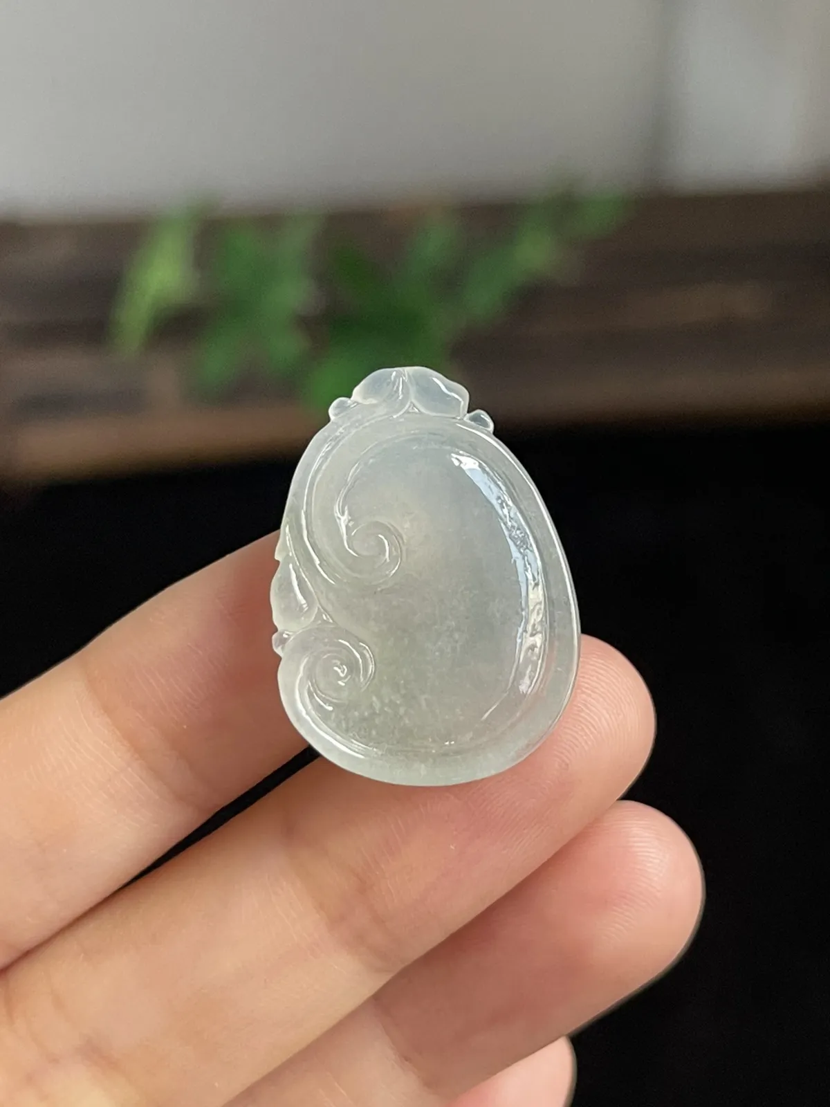 翡翠冰糯种淡绿色如意