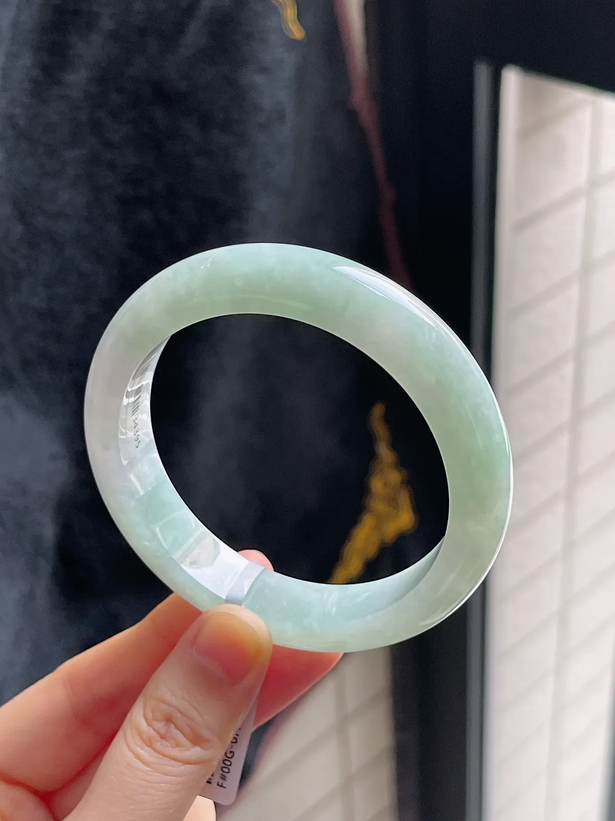 正圈57.5圈口，翡翠糯化种浅绿色手镯