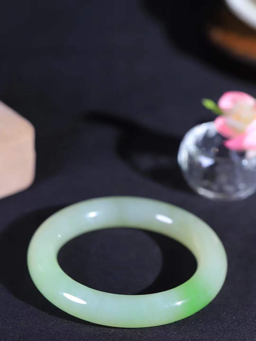 【翠色怡人.手镯】

收藏级臻品和田玉翠青圆条手镯，精品超级美镯，玉质细腻饱满，️温润脂香，仙雾