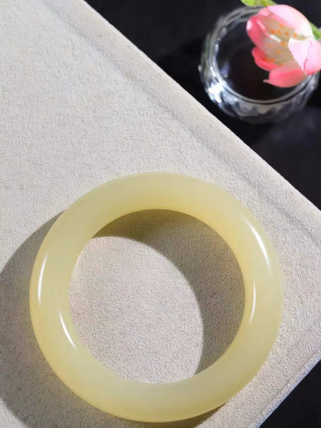 [温润如玉.手镯]

收藏级和田玉糖玉圆条手镯。玉质温润细腻 油性十足 手感舒适，高华雅逸，线条流畅，简约大气，美自天成，素雅高贵。佩戴于腕间，婉约之美，举手投足间透出那份低调奢华。重65克 内径52.5mm尺寸12-11.9mm781202114T