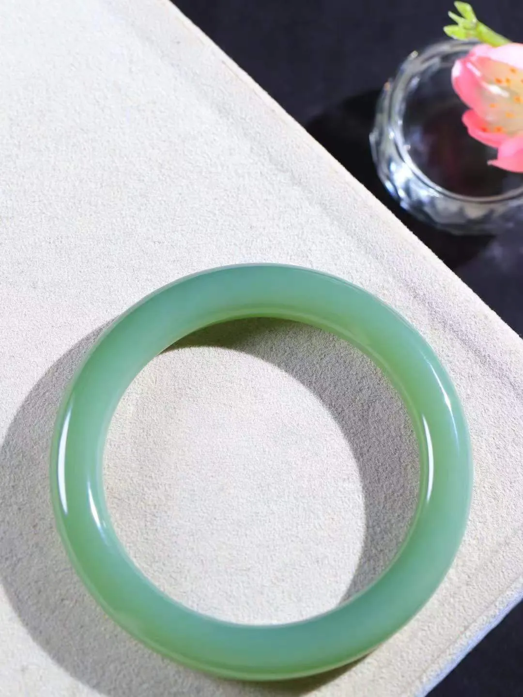 【碧波流转·手镯】

精品和田玉碧玉圆条手镯，玉质细腻温润，手感舒适，️线条流畅，简约大气，美自天成，佩戴于腕间，婉约之美，举手投足间透出那份低调奢华，醉人心扉。
重46.7克 内径圈口56.5mm 尺寸9.5-9.5mm  FDT-651202133