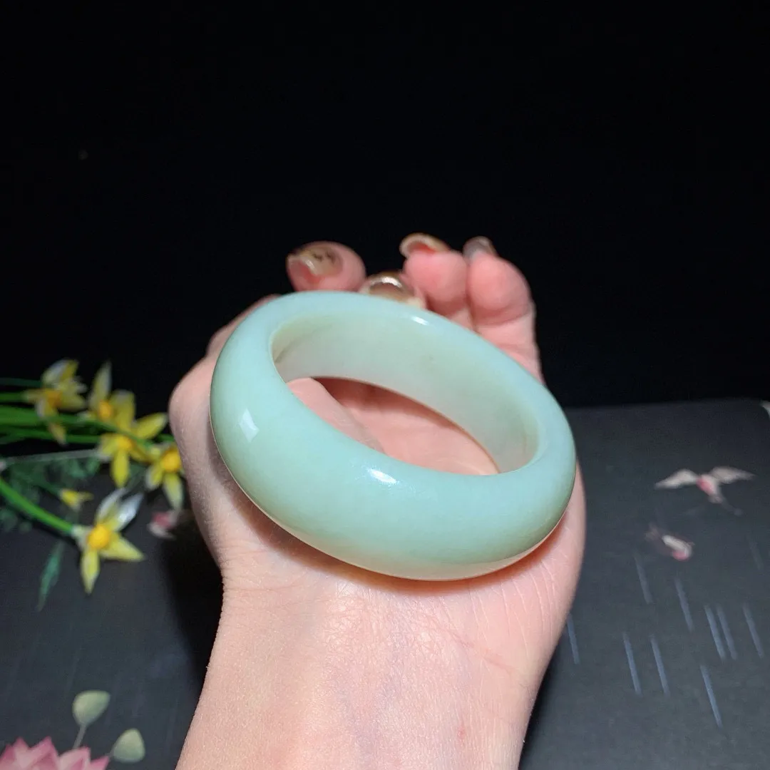 和田玉53圈口且末蓝贵妃宽版手镯！圈口58/48宽19玉质细腻油润 底色纯净 无裂无杂 脂粉好，品质