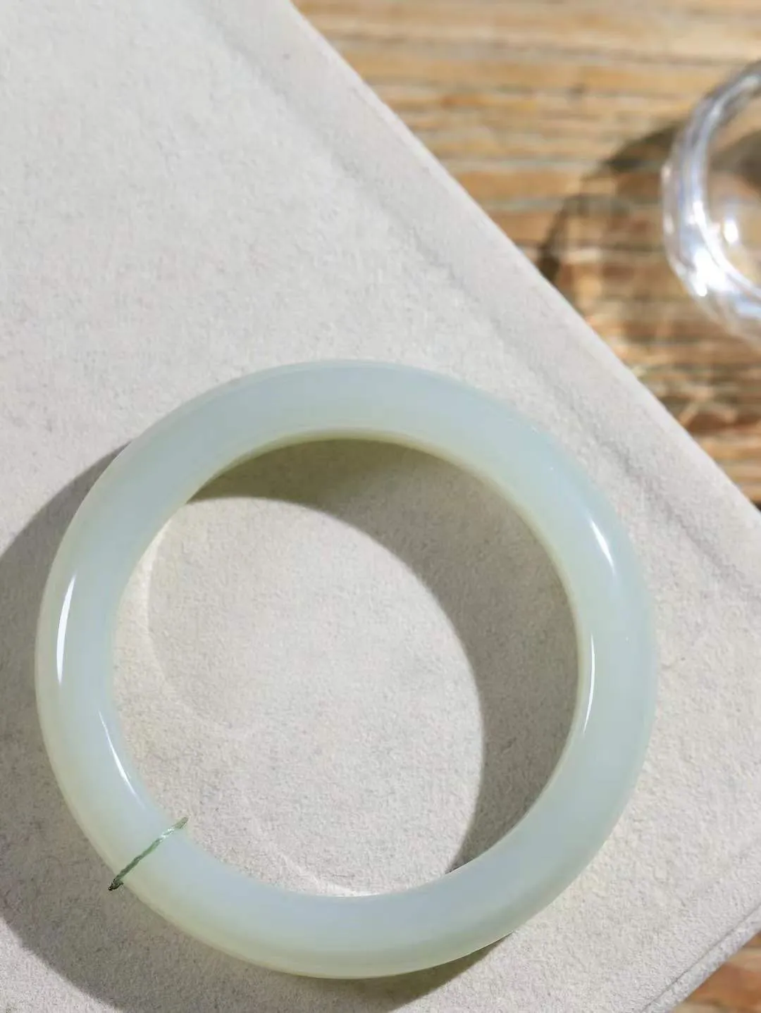 【花样年华·手镯】

精品和田玉手镯，质地油润细腻，色泽高贵典雅，镯型古朴典雅。在诗情画意的雨巷相遇，你是我腕间的一抹风情，有你眸有深情，清风荡漾湖间静水，我愿俯身低眉，在烟波涟漪处，寻你深情倩影。内径54.5mm尺寸12.5-9.5mm 重58.6克。fDL-361242288