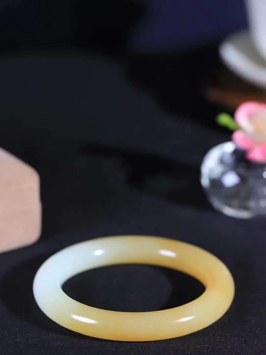 （一见倾心.手镯）

精品和田玉糖白玉圆条手镯，玉质温润细腻 油性十足 手感舒适，高华雅逸，线条流畅