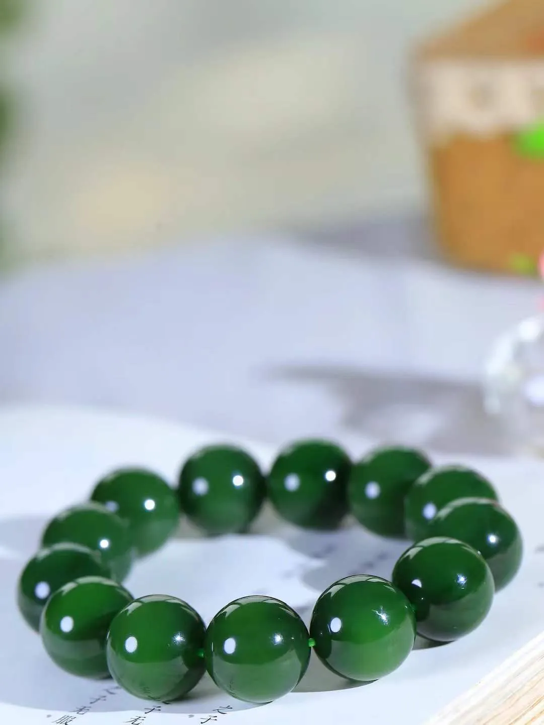 【珠圆玉润.手串】

收藏级臻品️和田玉碧玉微猫眼珠圆玉润手串 玉质温润细腻  整串打磨圆润，佩戴