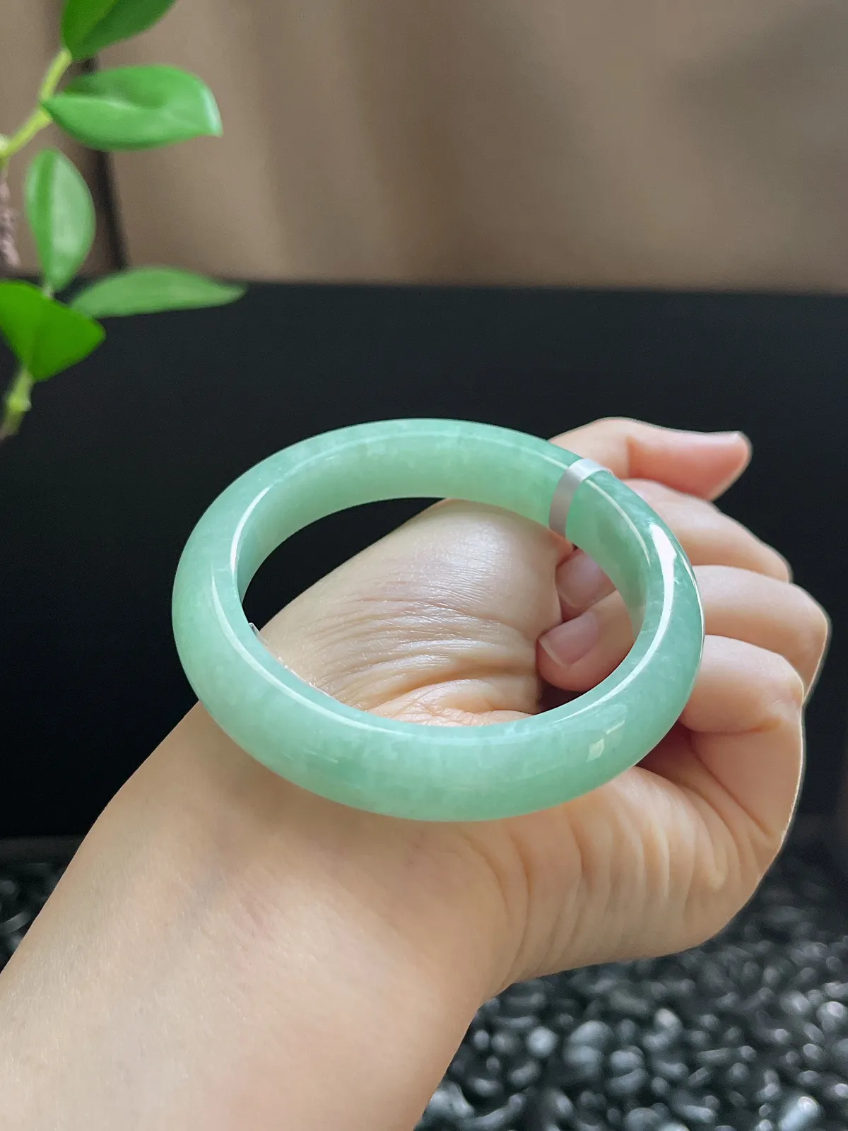 正圈53.6圈口，翡翠糯化种淡绿色手镯