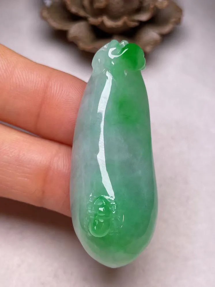 冰糯种飘绿【福瓜】吊坠，种水好，玉质细腻 ，卖相好.