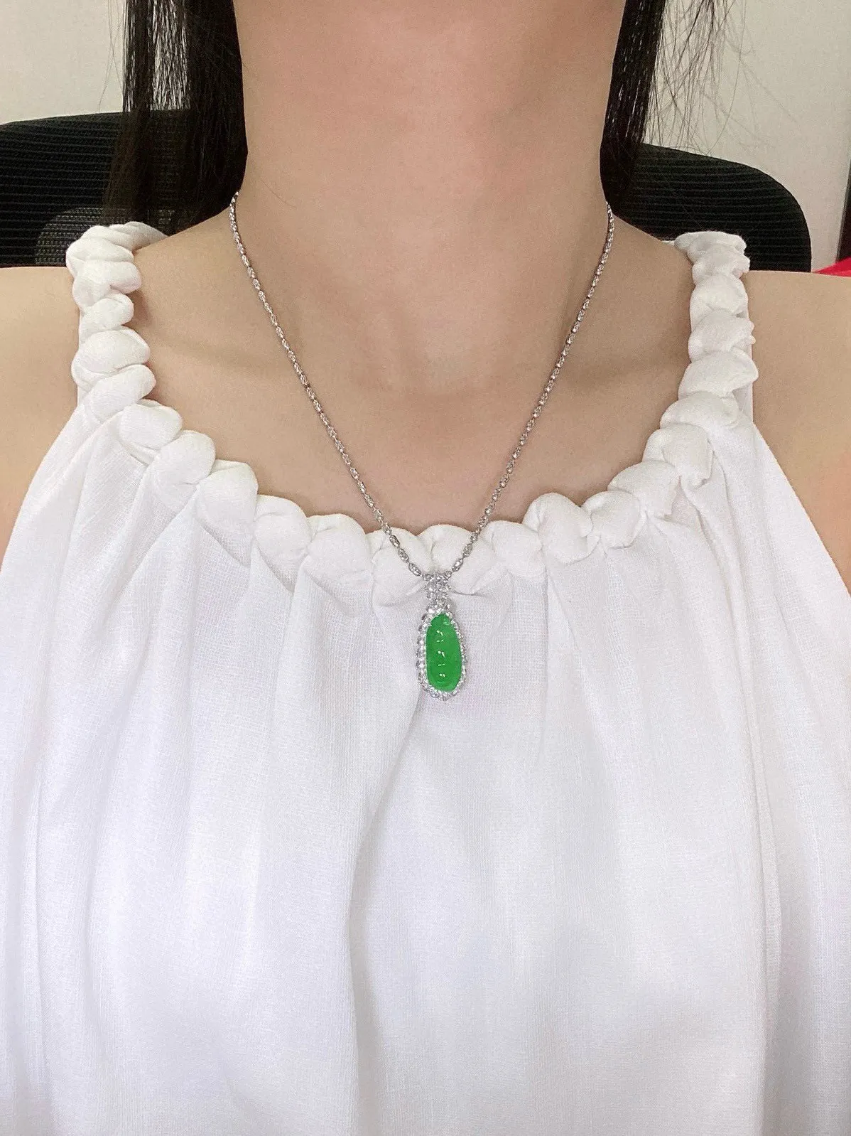 【冰种满绿福豆】质地冰润细腻，种老起光，收藏品质，18K金钻镶嵌，裸石尺寸20.4*9.6*4.5毫米