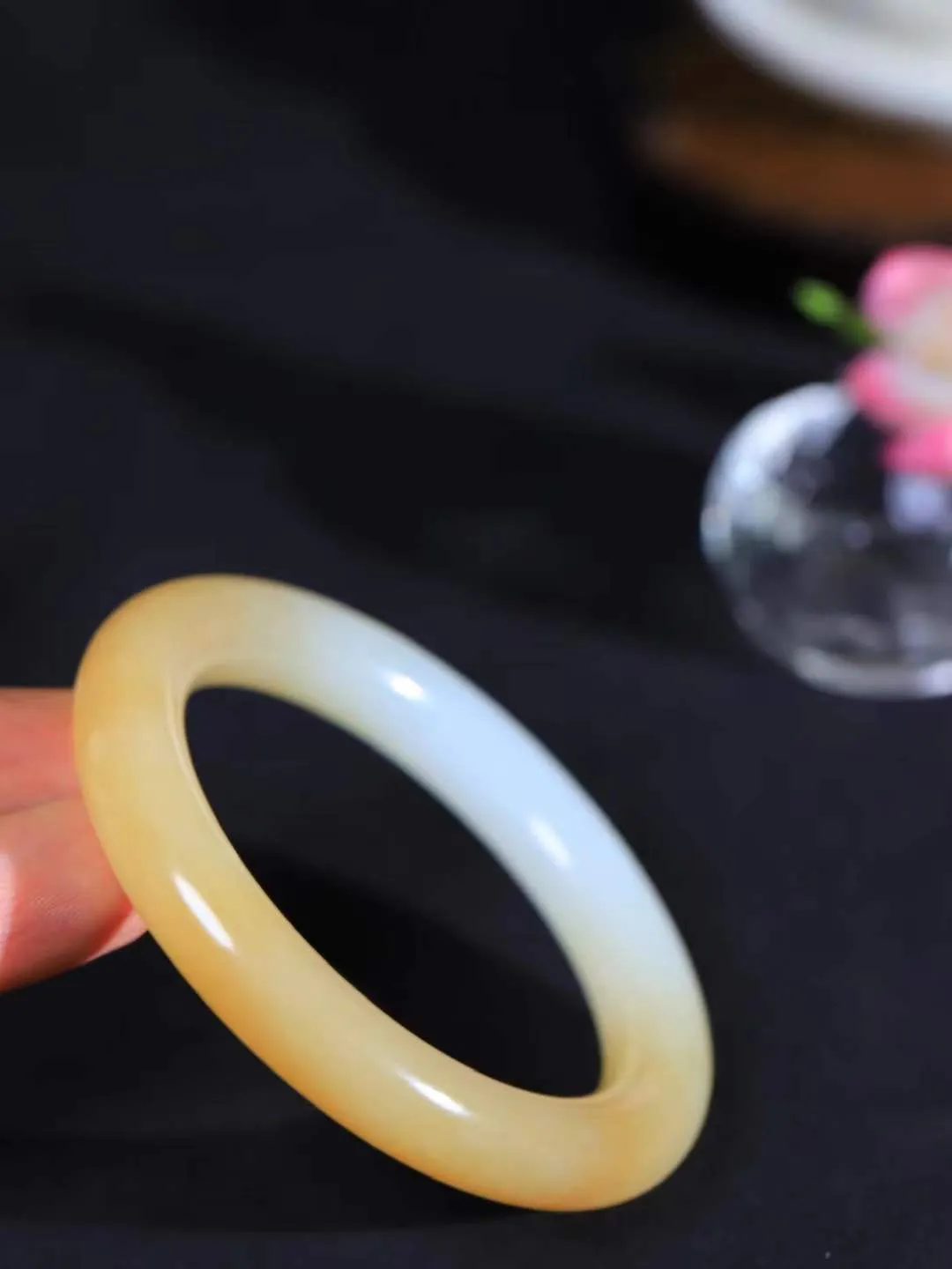 （一见倾心.手镯）

精品和田玉糖白玉圆条手镯，玉质温润细腻 油性十足 手感舒适，高华雅逸，线条流畅，简约大气，美自天成，素雅高贵。佩戴于腕间，婉约之美，举手投足间透出那低调奢华。重49克  尺寸53-10-10.3mm161251830T