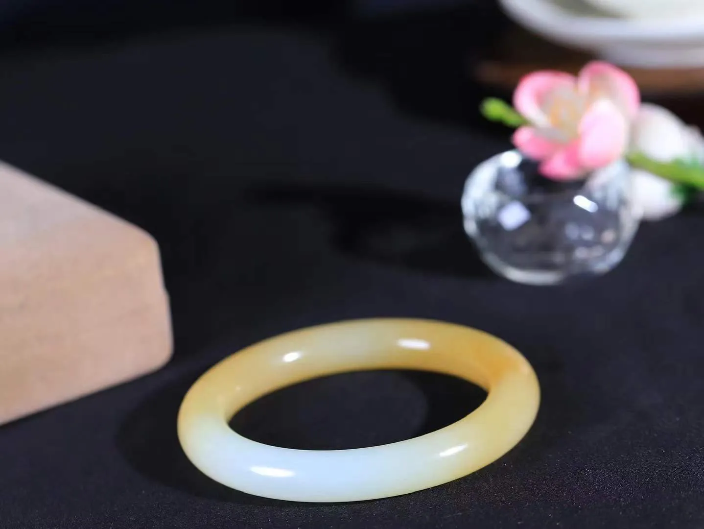 （一见倾心.手镯）

精品和田玉糖白玉圆条手镯，玉质温润细腻 油性十足 手感舒适，高华雅逸，线条流畅，简约大气，美自天成，素雅高贵。佩戴于腕间，婉约之美，举手投足间透出那低调奢华。重49克  尺寸53-10-10.3mm161251830T