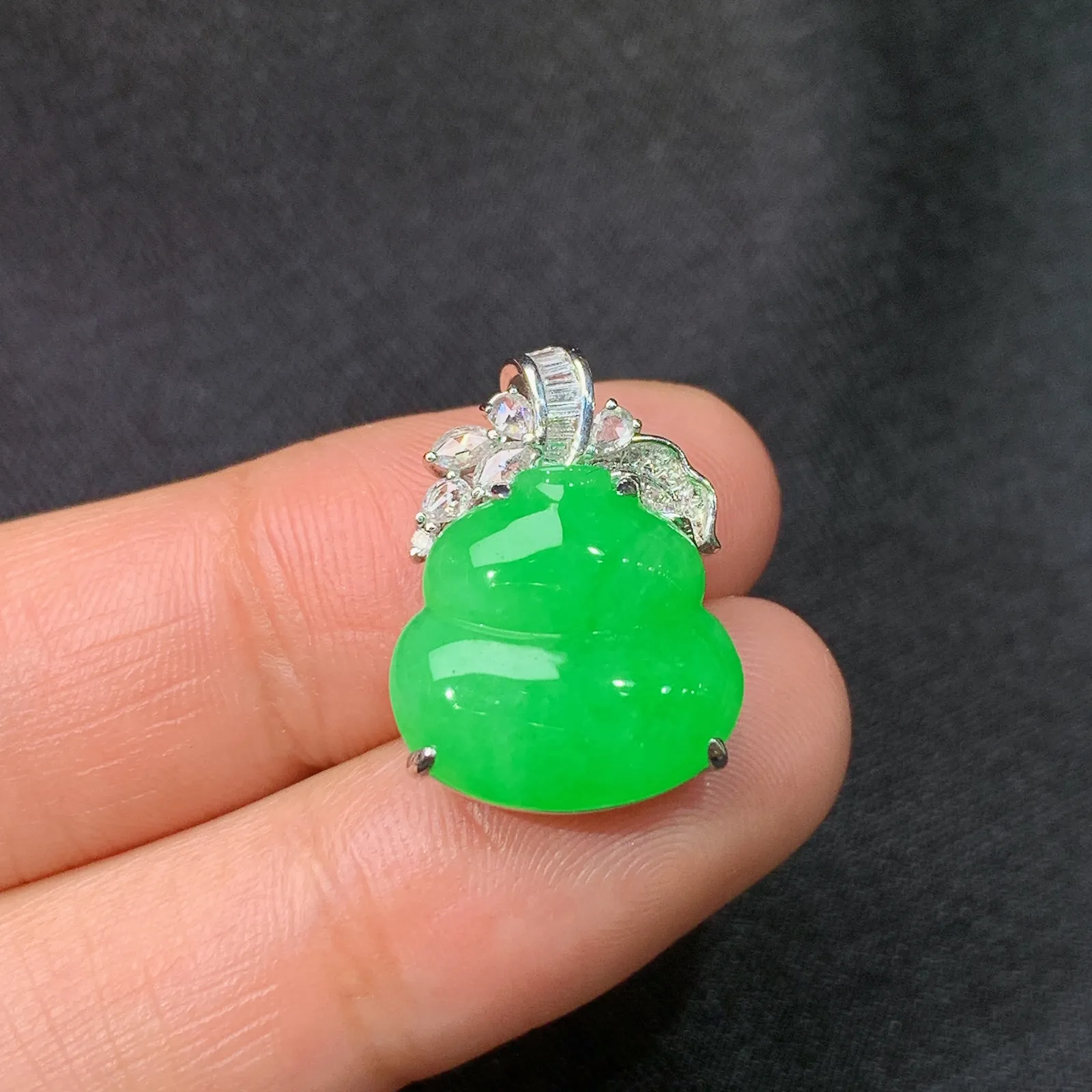 阳绿葫芦吊坠，18k金镶嵌，色泽鲜阳，冰润细腻，种水足 尺寸19.8*13.9*6.6