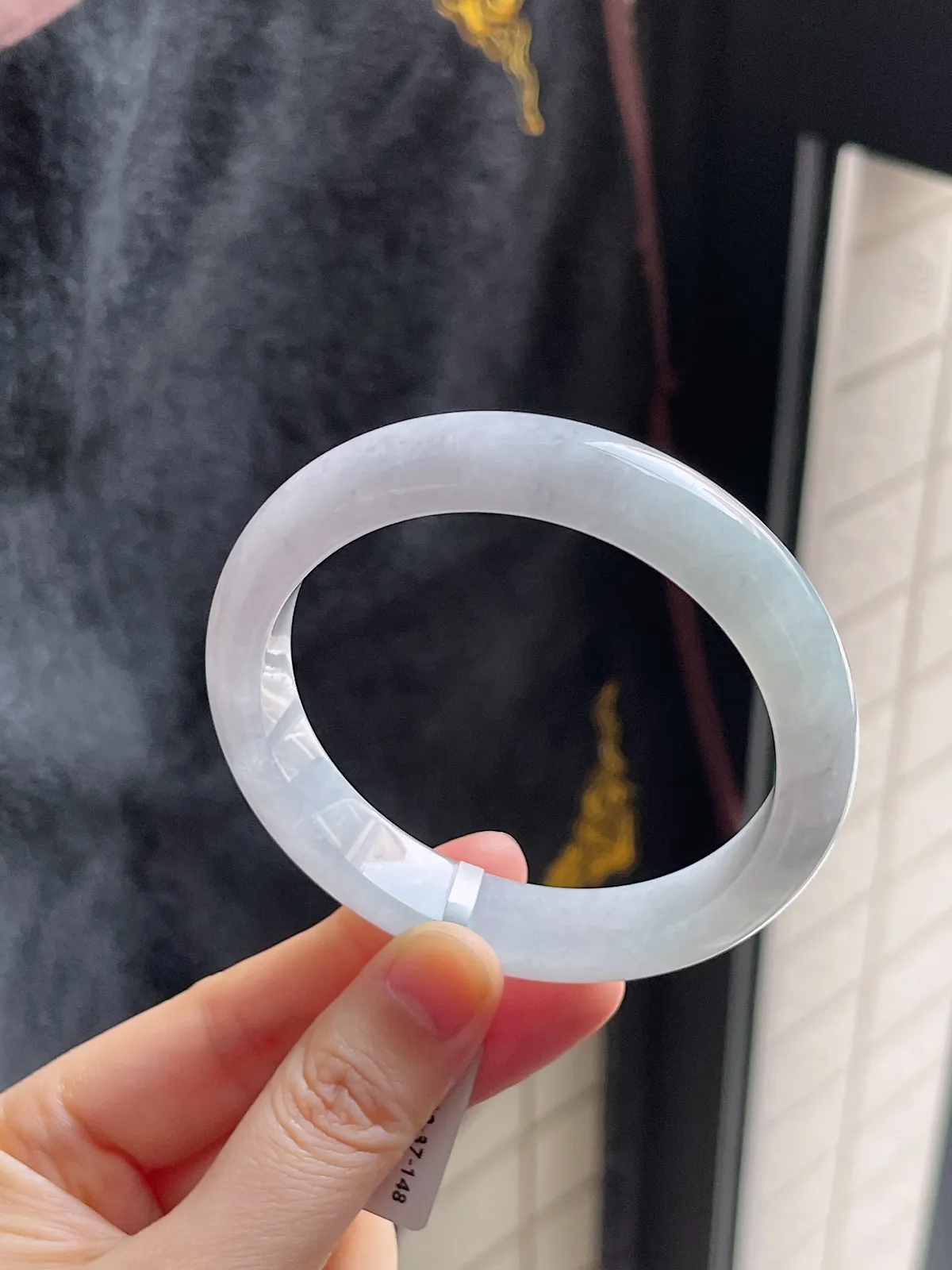 正圈57.9圈口，翡翠糯化种淡绿色手镯