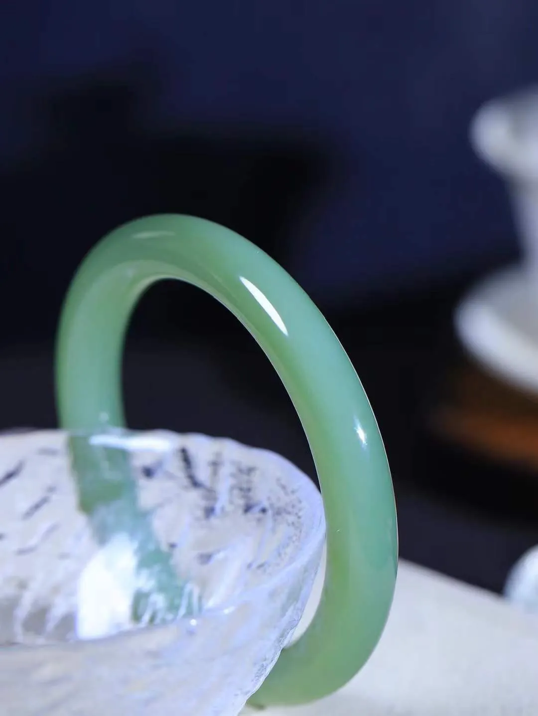 【碧波流转·手镯】

精品和田玉碧玉圆条手镯，玉质细腻温润，手感舒适，️线条流畅，简约大气，美自天成，佩戴于腕间，婉约之美，举手投足间透出那份低调奢华，醉人心扉。
重46.7克 内径圈口56.5mm 尺寸9.5-9.5mm  FDT-651202133