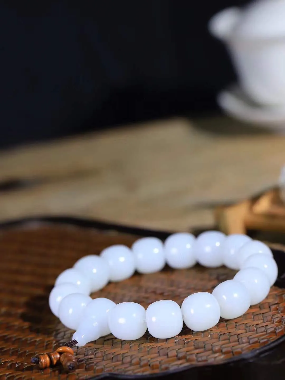 （老型珠.手串）

精品和田玉白玉老型珠手串，也可做手持，玉质细腻油润 饱满光滑 质朴无华，悠远简单，人心境界远，百世修炼深，心灵常驻善意持，觉悟人生百世修。重63克    尺寸取一12.1-12.9mm    541202201L