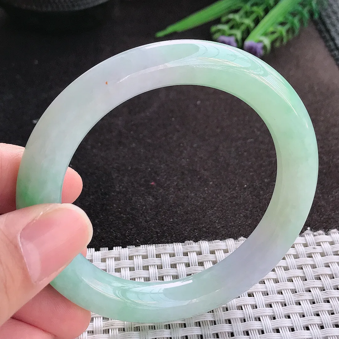 天然A货翡翠56/10.5/10.3老坑冰润水灵飘绿圆条手镯翡翠玉镯手环