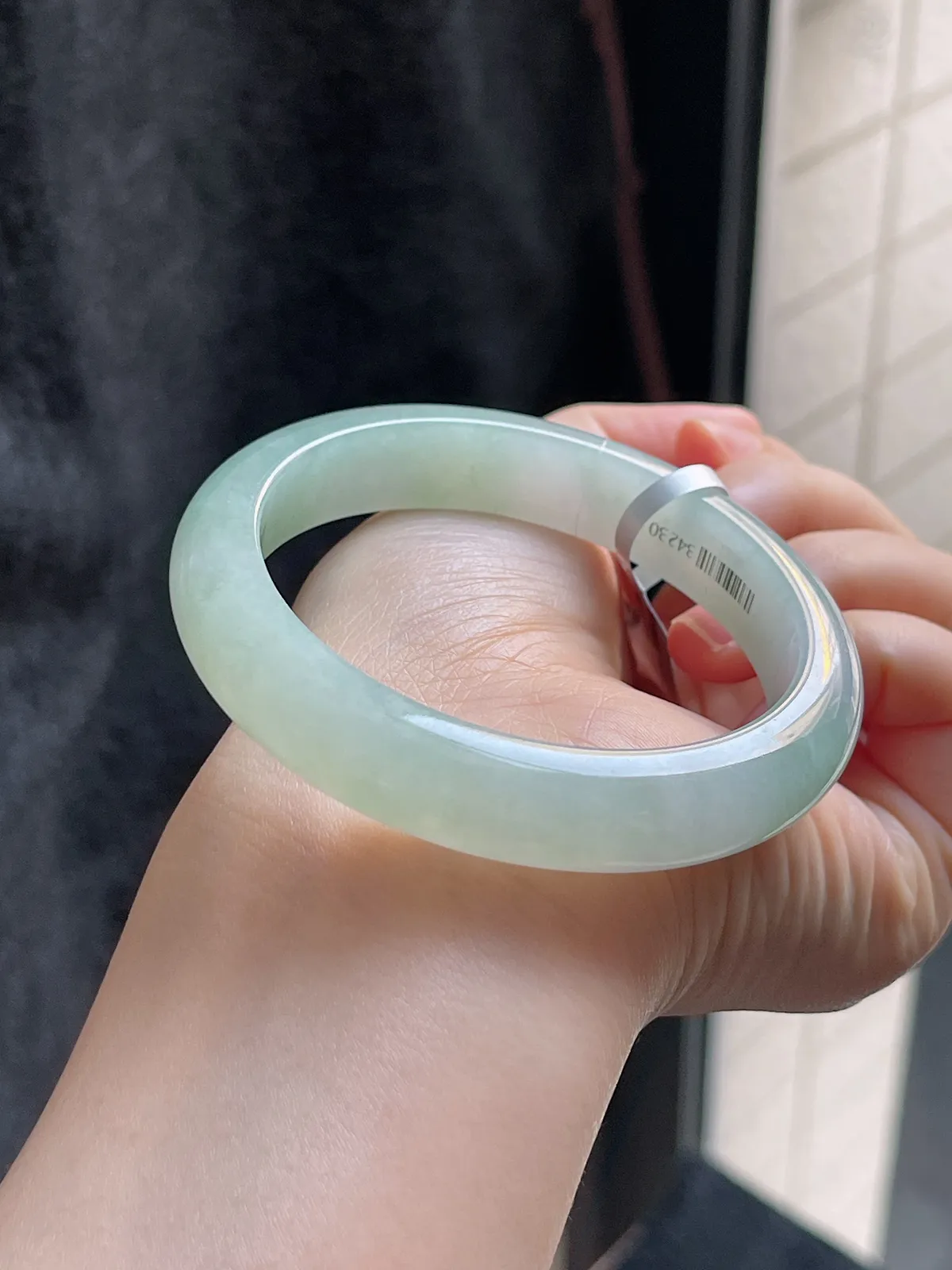 正圈56.7圈口，翡翠冰糯种淡绿色手镯