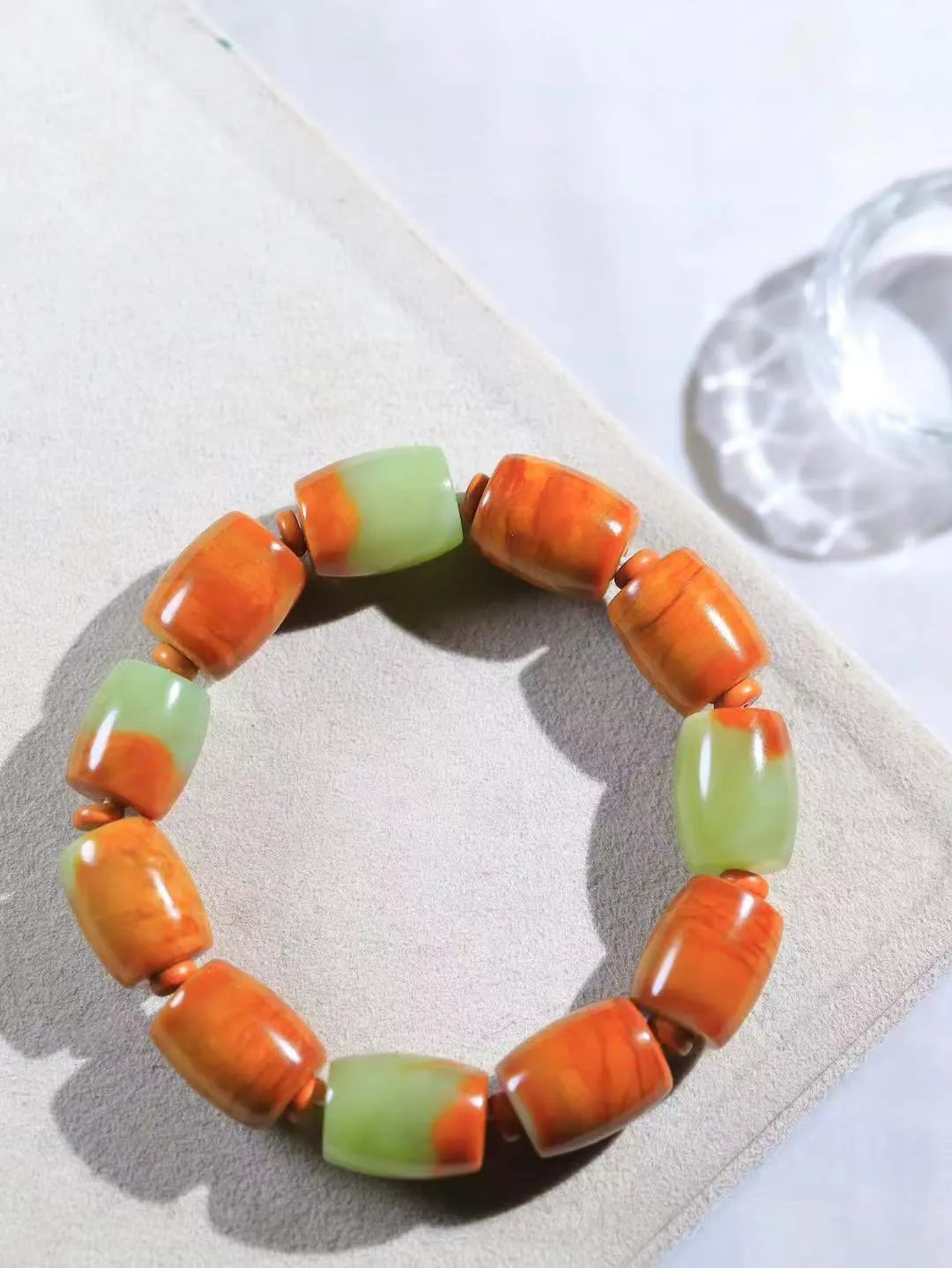 （路路通.手串）

新疆和田玉手串 玉质细糯出油，成色均匀，品相极好…
做工圆滑饱满大气。如清风拂袖，不经意间已是大美重77.89克   尺寸取一16.5-14.2mm   FDL-781201131