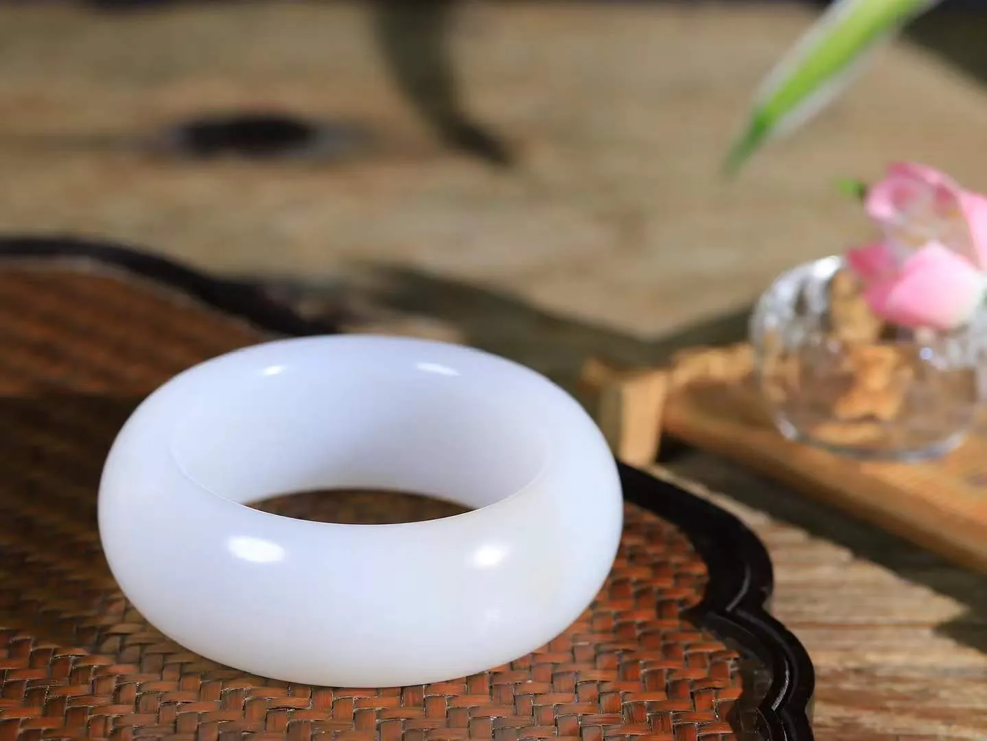 【花样年华·手镯】

收藏级臻品️和田玉白玉带藕粉手镯，质地油润细腻，色泽高贵典雅，镯型古朴典雅。