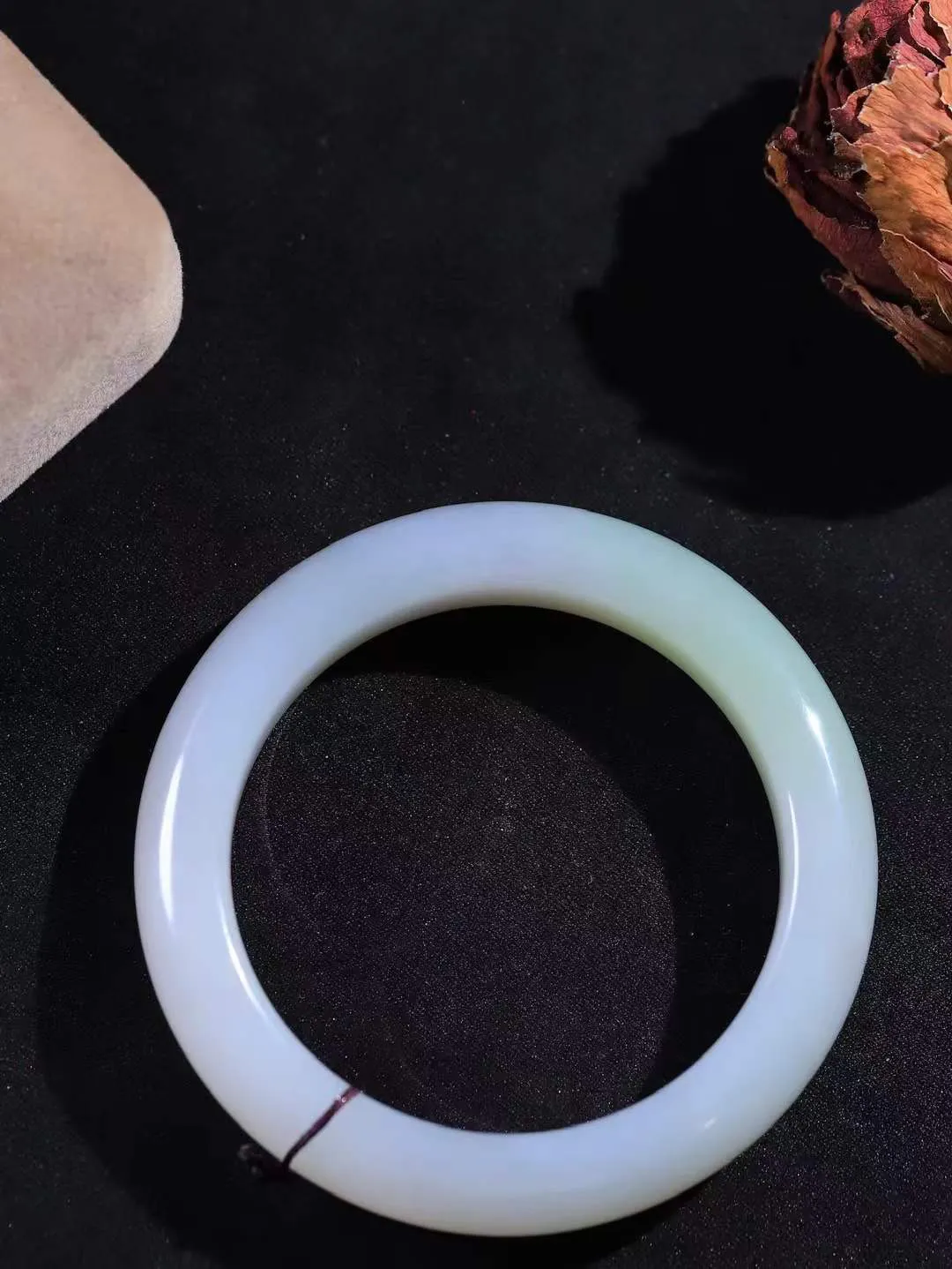 【婉约佳人.手镯】

精品和田玉三色手镯 玉质温润细腻 油性十足 手感舒适，高华雅逸，线条流畅，简约大气，美自天成，素雅高贵。佩戴于腕间，婉约之美，举手投足间透出那份低调奢华。重63.8克 内径55.5mm  尺寸12.7-9.7mm   FDA-781202133