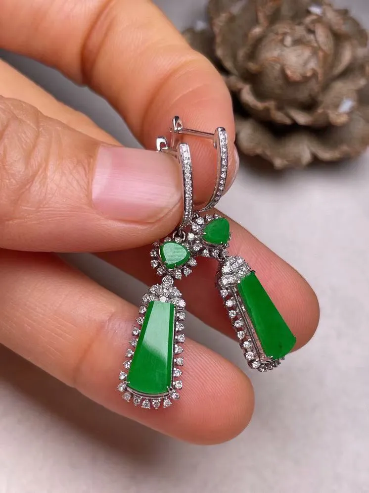 冰种阳绿无事牌耳坠、真金真钻镶嵌，种水好，玉质细腻 .裸石尺寸 12.0*6.0