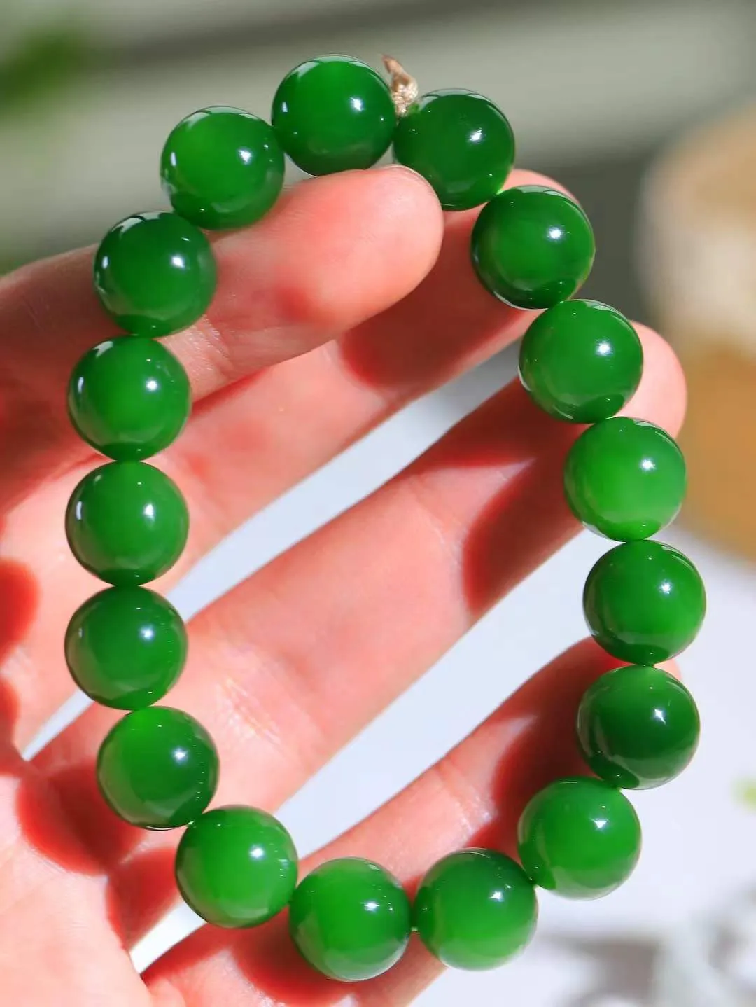 【珠圆玉润.手串】

精品和田玉碧玉珠圆玉润手串 玉质温润细腻  整串打磨圆润，佩戴舒适。珠珠落玉盘，间关莺语花底滑，一生美好时光，无论身在何处，都有它相伴相守。事事顺遂，幸福美满，吉祥如意。重46克 尺寸取一12mm  FDA-221252133