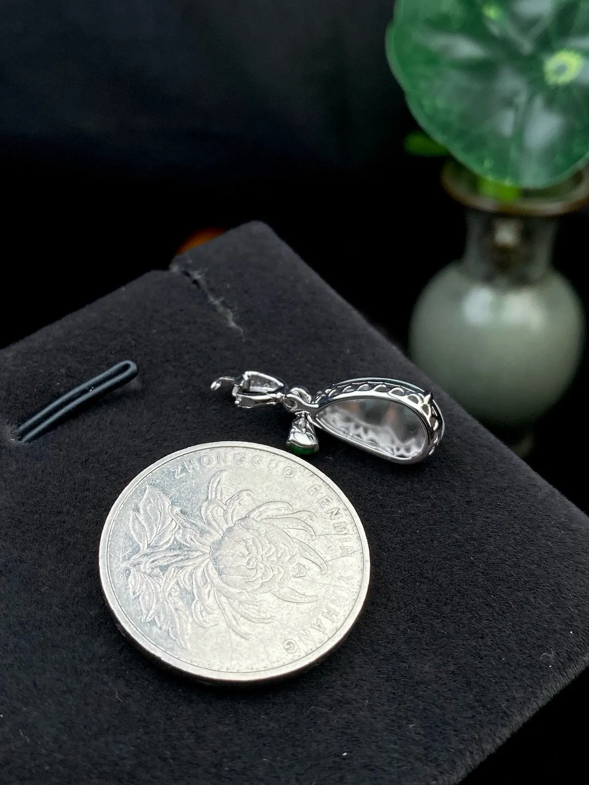 【冰种福豆小滴流】流行扣款，多种佩戴搭配，冰感十足，晶莹透亮，18K金钻镶嵌，裸石尺寸14*8*4毫米