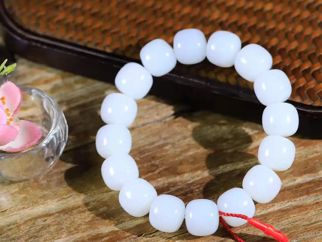 （老型珠.手串）

精品和田玉白玉老型珠手串，也可做手持，玉质细腻油润 饱满光滑 质朴无华，悠远简单，人心境界远，百世修炼深，心灵常驻善意持，觉悟人生百世修。重70.5克    尺寸取一12.6-13.9mm    541202201L