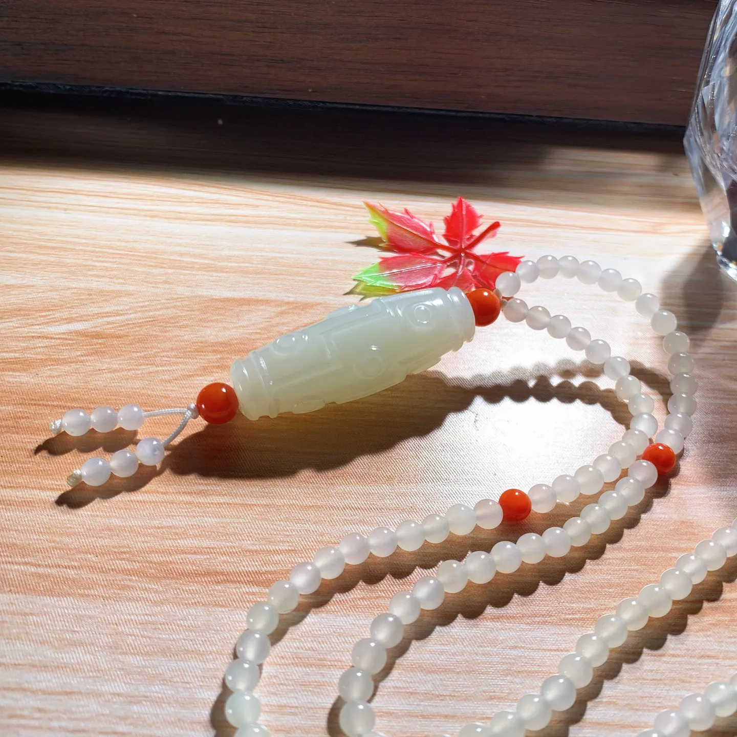 新疆和田玉羊脂白九眼天珠挂件。尺寸38/14重27克。玉质细腻油润。手推出油。佩戴高端典雅。lt251222