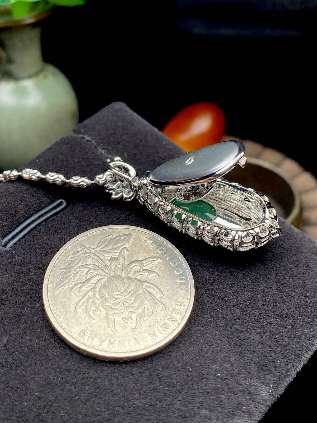 【冰种满绿福豆】质地冰润细腻，种老起光，收藏品质，18K金钻镶嵌，裸石尺寸20.4*9.6*4.5毫米