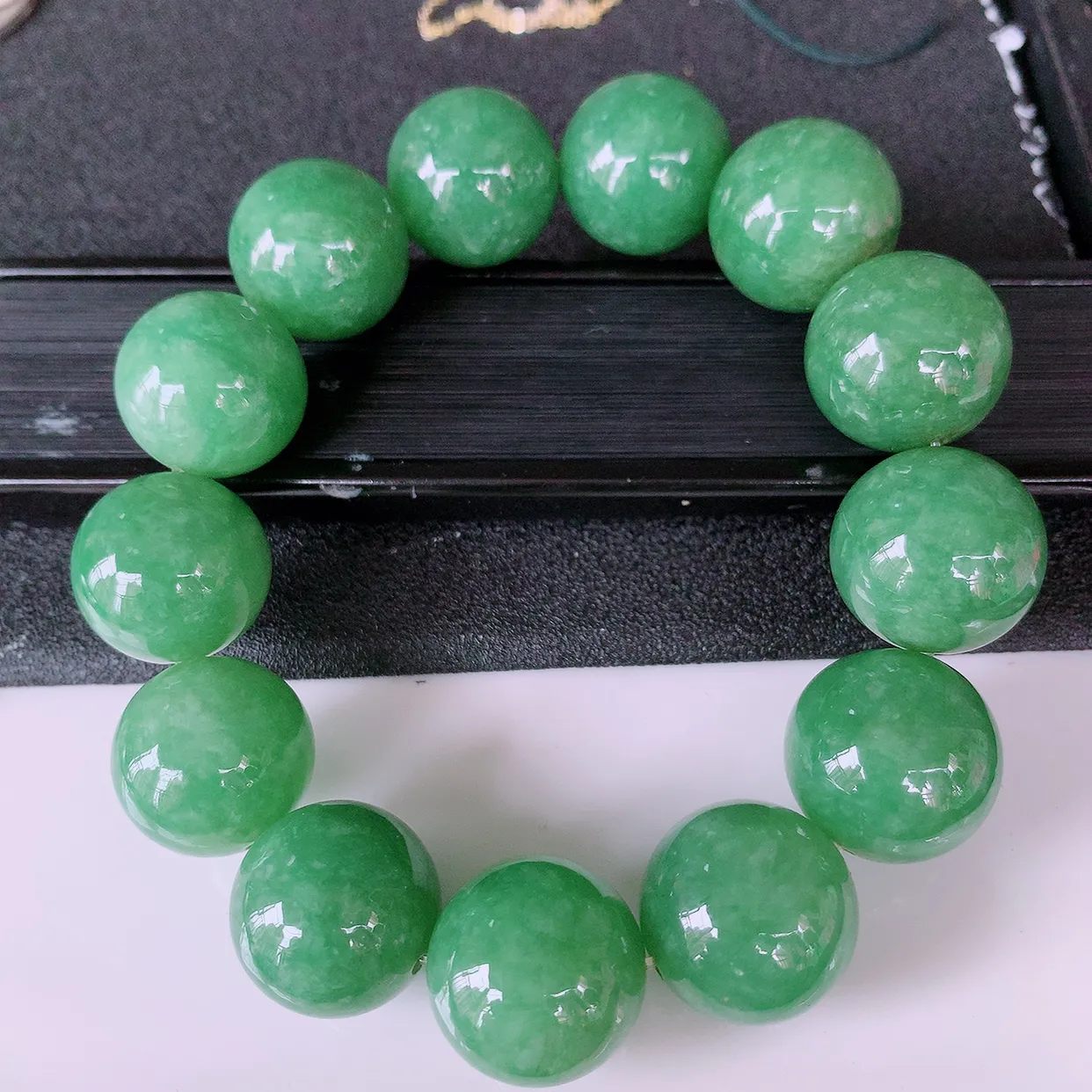 自然光实拍，大颗冰润满绿翡翠手串，圆珠手链，种老水足，冰清玉润  颜色漂亮  #060取一尺寸17.6mm
