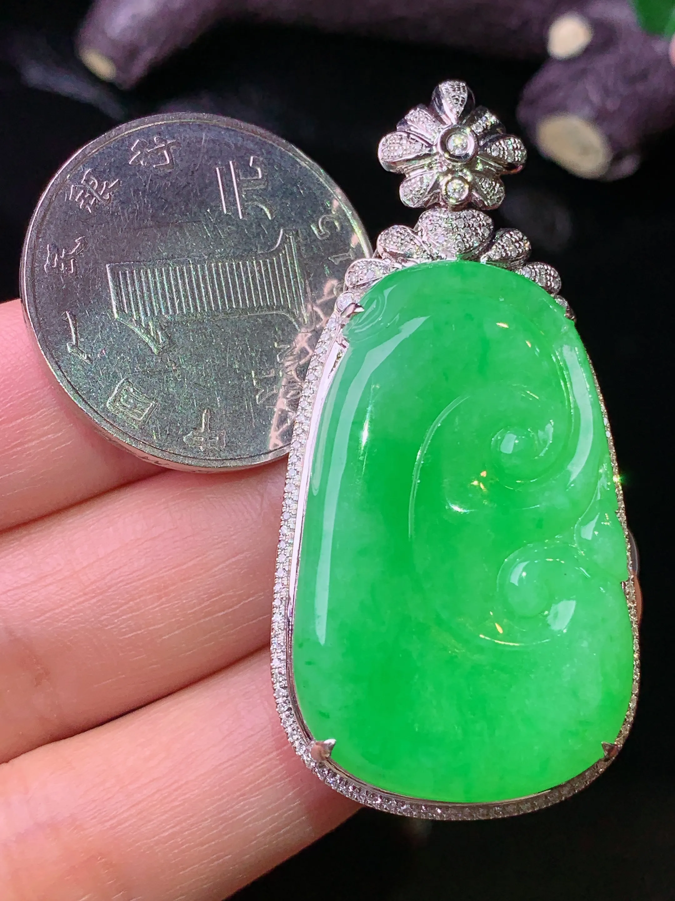 18k金钻镶嵌翠绿如意吊坠 玉质细腻 色泽清新艳丽 整体尺寸49.2*24*9.2