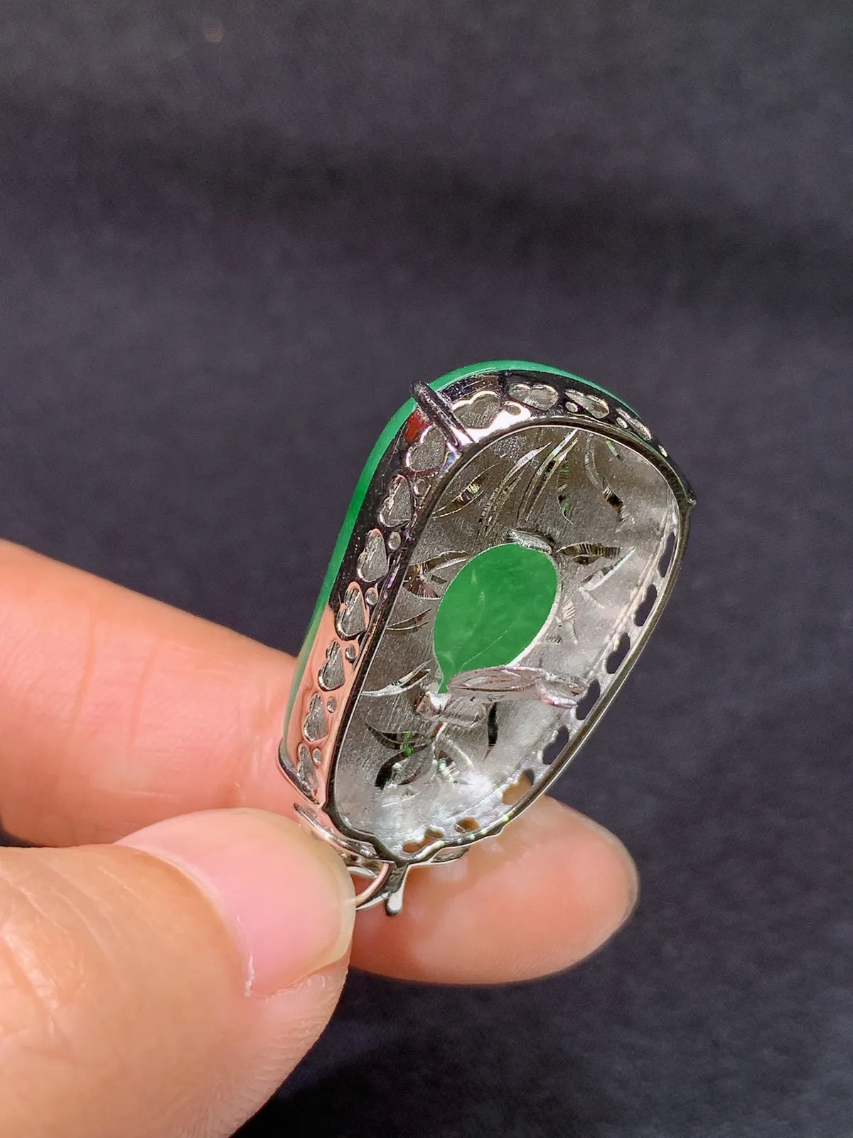 翠绿福瓜吊坠，18k金镶嵌，色泽鲜阳，冰润细腻，种水足，Xj 尺寸31.4*16.5*9.1