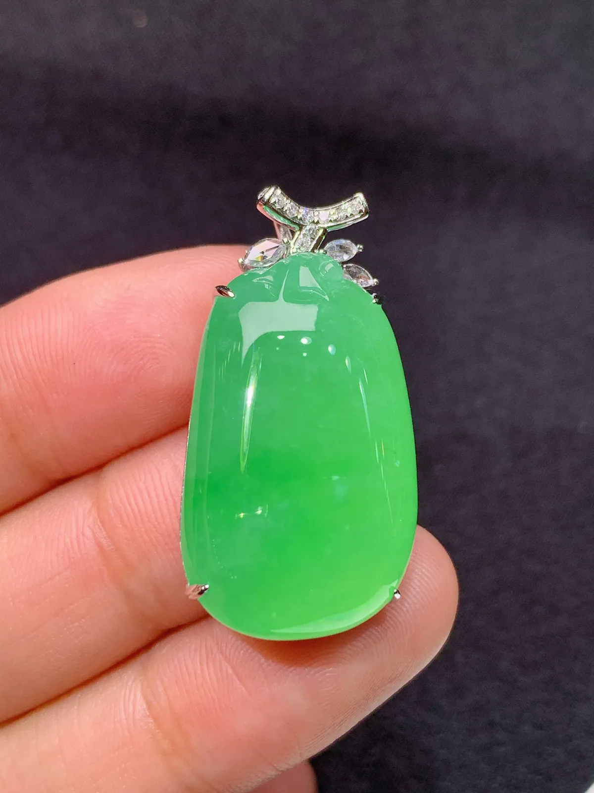 翠绿福瓜吊坠，18k金镶嵌，色泽鲜阳，冰润细腻，种水足，Xj 尺寸31.4*16.5*9.1