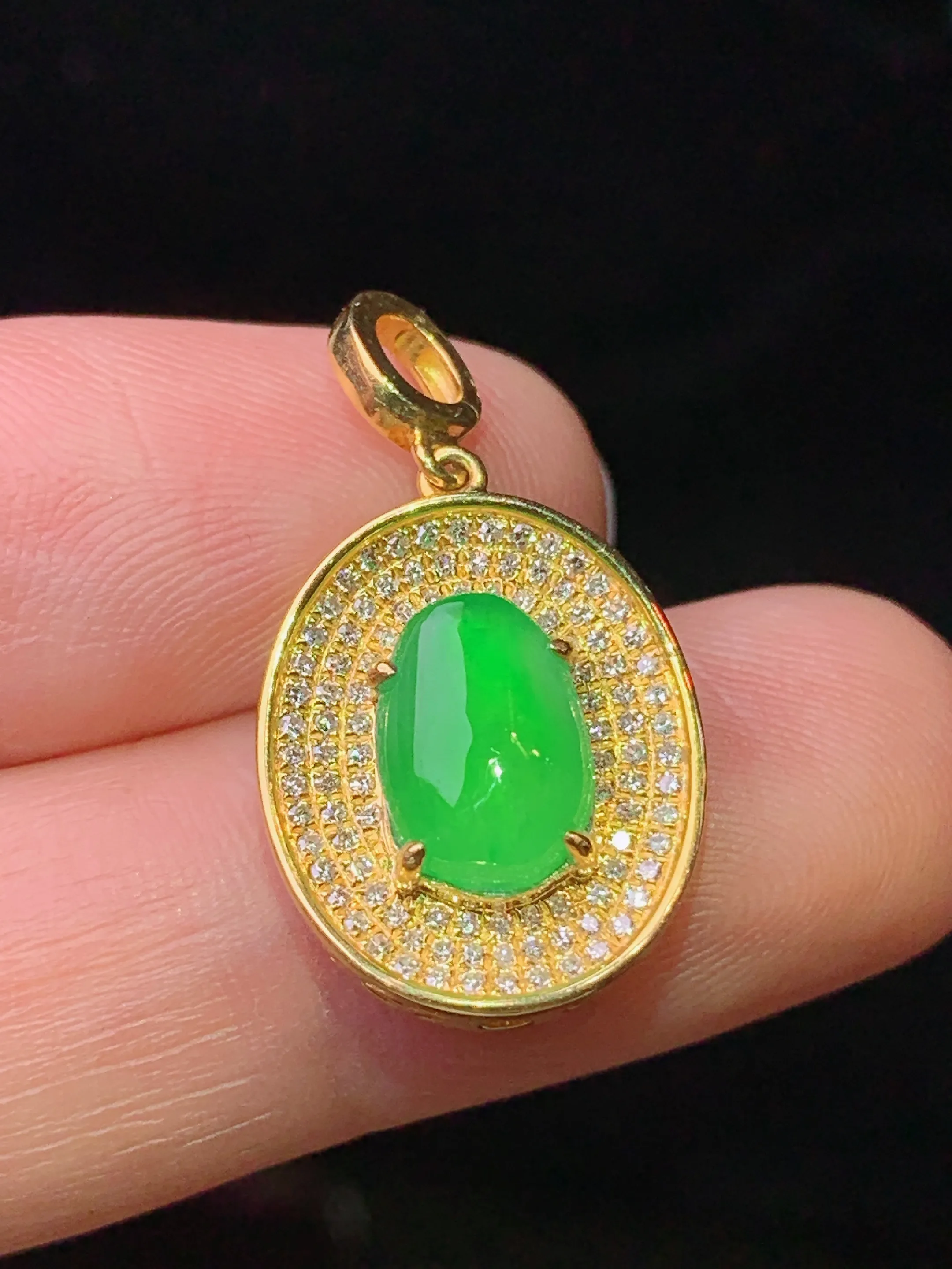 18k金钻镶嵌满绿蛋面吊坠 玉质细腻 色泽清新艳丽 整体尺寸24*13.5*5.3