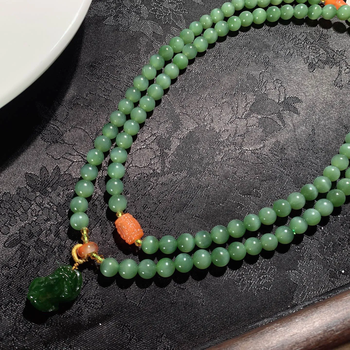 和田玉菠菜绿俄罗斯碧玉猫眼108佛珠项链。单颗尺寸8！玉质细腻油润。手推出油。佩戴高端典雅。lt25